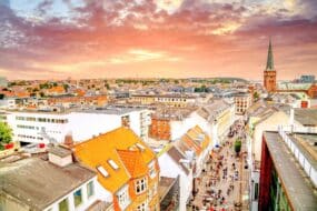Vieille ville d'Aarhus, Danemark, avec ses rues historiques et son atmosphère paisible