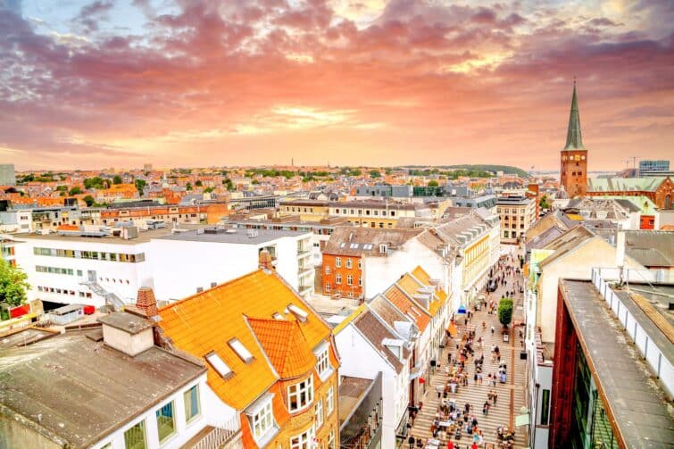 Vieille ville d'Aarhus, Danemark, avec ses rues historiques et son atmosphère paisible