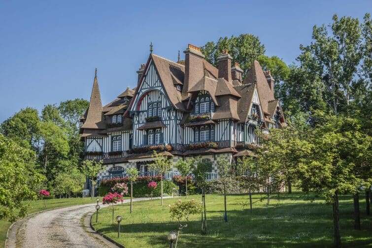 Villa Strassburger historique à Deauville, France, vue à la lumière du jour