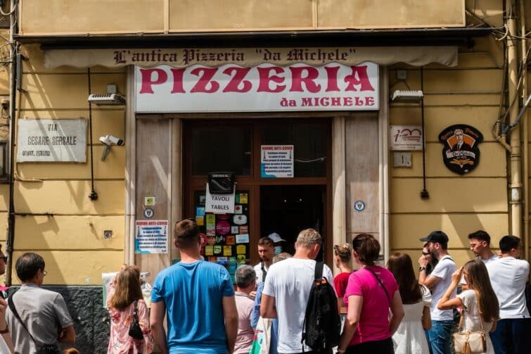 Visiteurs attendant devant l'Antica Pizzeria Da Michele à Naples, Italie