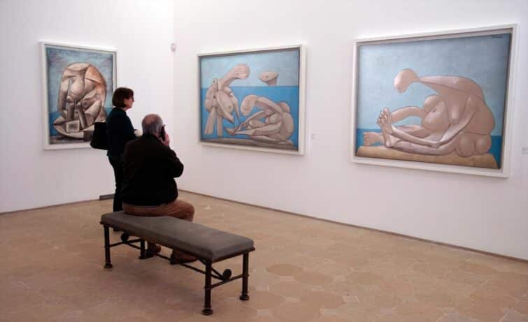 Visiteurs au Musée Picasso à Paris examinant des œuvres d'art
