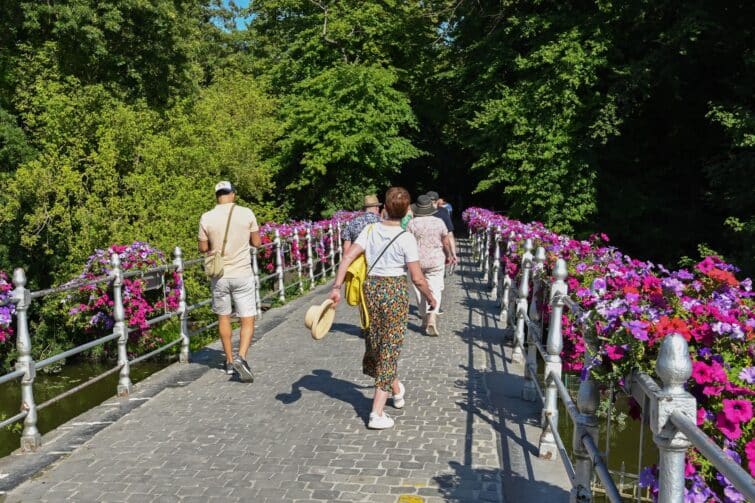 Visiteurs en promenade autour des canaux historiques de Bruges, Belgique