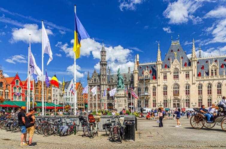 Visiteurs explorant l'Historium à Bruges, Belgique le 5 juillet 2023