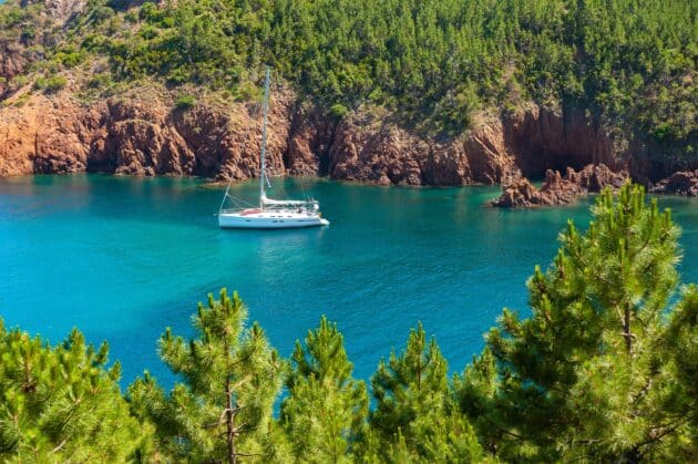 Voilier naviguant dans la Calanque de Maubois sur la Côte d'Azur, France