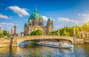 Vue aérienne de la Cathédrale de Berlin pendant la journée, Berlin, Allemagne