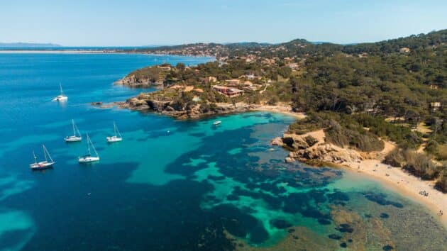 Vue aérienne de la plage de Giens près de Porquerolles, France