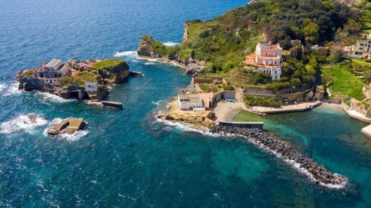 Vue aérienne de la plage et de l'île de Gaiola dans le golfe de Naples, Parc Marin Archéologique de Baia