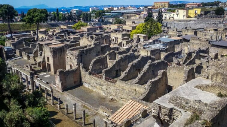 Vue aérienne des ruines d'Herculanum, ensevelies par l'éruption du Vésuve, près de Naples