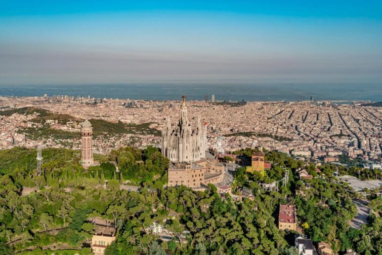 Vue aérienne du Temple du Sacré-Cœur de Jésus sur le Mont Tibidabo, Barcelone