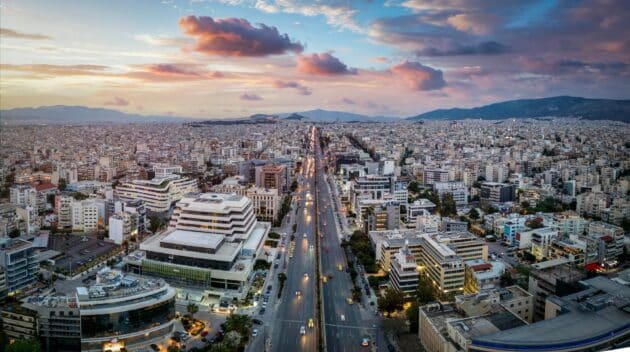 Vue aérienne du centre-ville d'Athènes en Grèce pendant le coucher du soleil avec l'Acropole en vue