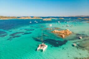 Vue aérienne d'un catamaran naviguant dans les eaux bleues près de la Sardaigne