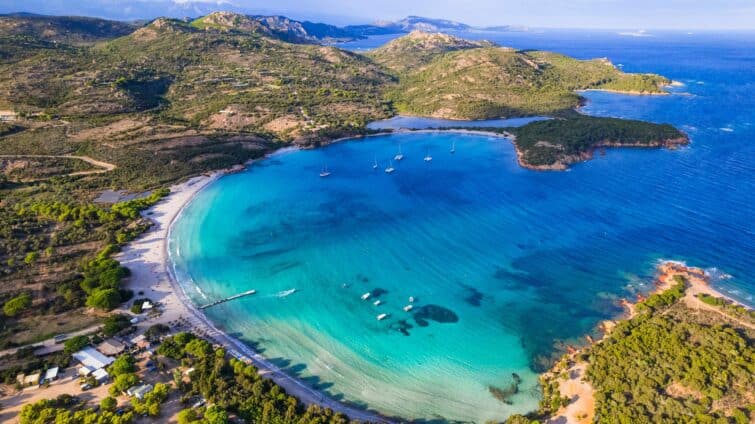 Vue aérienne panoramique des meilleures plages de l'île de Corse, idéale pour des vacances d'été