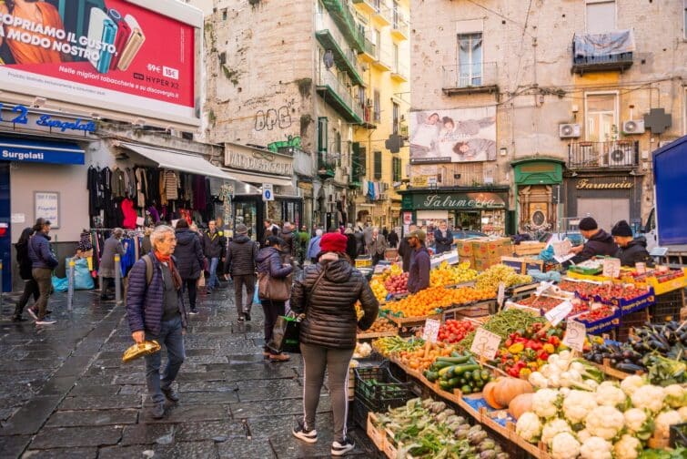 Vue animée du Mercato La Pignasecca à Naples, Italie, montrant des étals colorés et des visiteurs le 4 décembre 2022