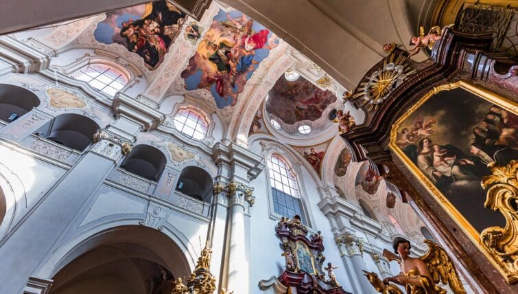 Vue architecturale extérieure de l'Église Saint-Thomas à Prague, République tchèque