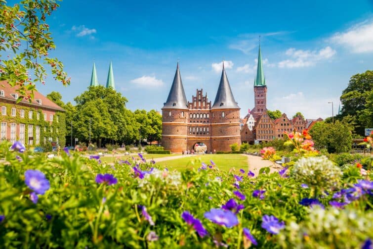 Vue classique de la vieille ville de Lübeck en Allemagne, avec ses bâtiments historiques et ses canaux