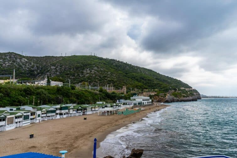 Vue colorée de Platja del Garraf avec ses cabanes typiques sur la côte près de Barcelone, Espagne