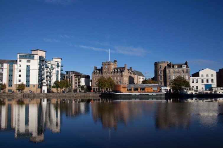 Vue de Leith à Édimbourg en Écosse avec des bateaux amarrés le long du quai