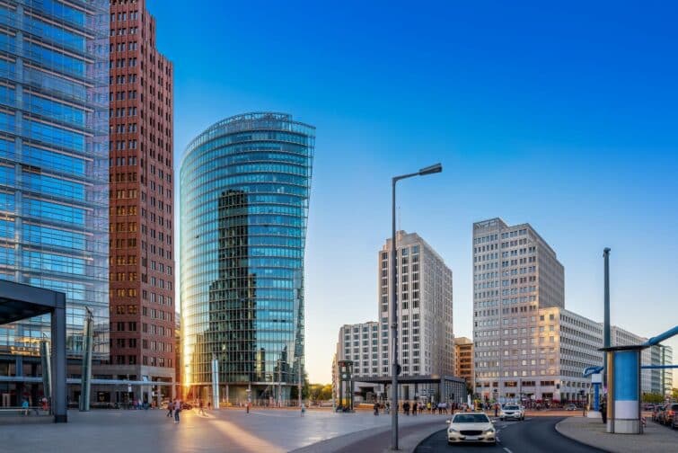 Vue de Potsdamer Platz à Berlin avec des bâtiments modernes et des piétons