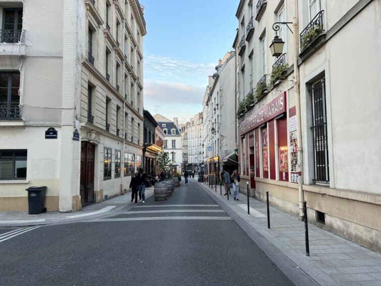 Vue de la Rue Beautreillis à Paris, montrant des façades d'immeubles et une rue pavée