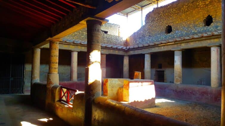 Vue de la Villa d'Oplontis à Torre Annunziata, Italy, montrant des fresques et des architectures anciennes