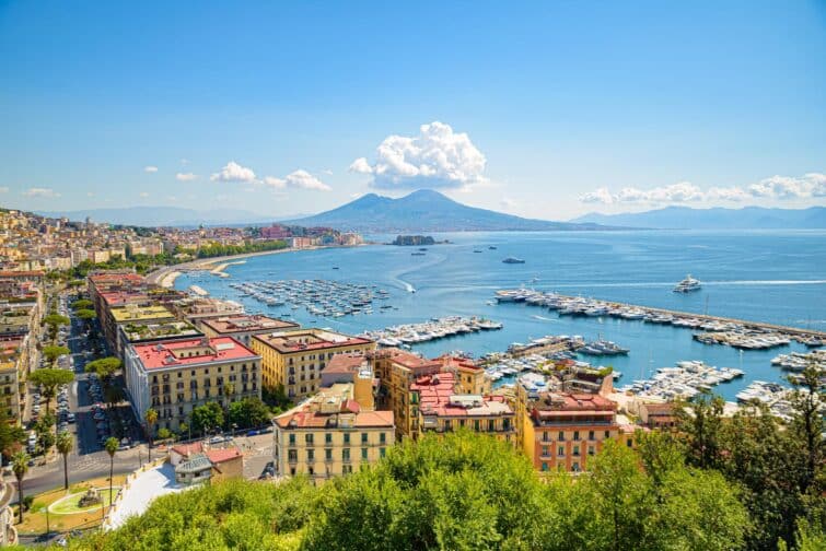 Vue de la colline Posillipo à Naples, Italie, montrant la ville et la mer en arrière-plan