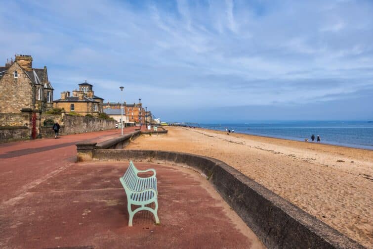 Vue de la promenade de Portobello Beach avec la ville d'Edimbourg en arrière-plan, Écosse