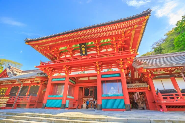 Vue de l'entrée Romon Gateway au Temple Tsurugaoka Hachiman à Kamakura, Japon