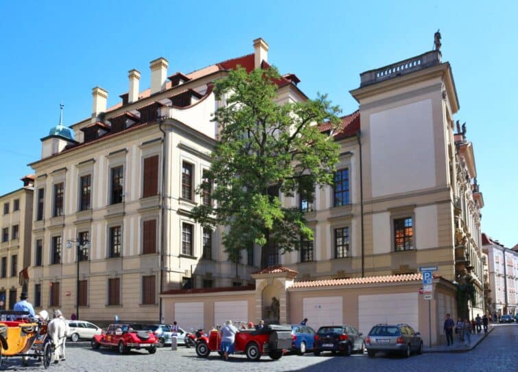 Vue de l'entrée principale du Palais Clam-Gallas à Prague avec des détails architecturaux baroques