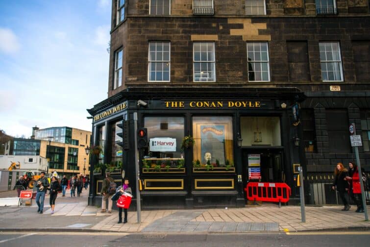 Vue de rue animée avec le pub The Arthur Conan Doyle à Édimbourg, Écosse