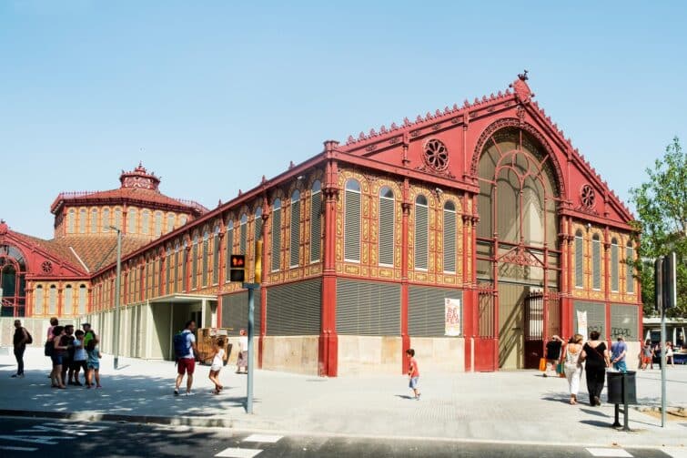 Vue du Mercado de Sant Antoni à Barcelone, Espagne, montrant l'architecture extérieure et des visiteurs le 15 juillet 2018