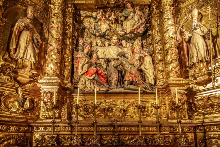 Vue extérieure de la Basilique de Santa Maria del Pi à Barcelone, Espagne, montrant l'architecture gothique avec un ciel bleu clair.