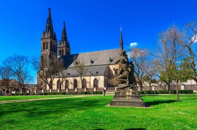 Vue extérieure de la basilique néo-gothique Saint-Pierre et Saint-Paul à Prague