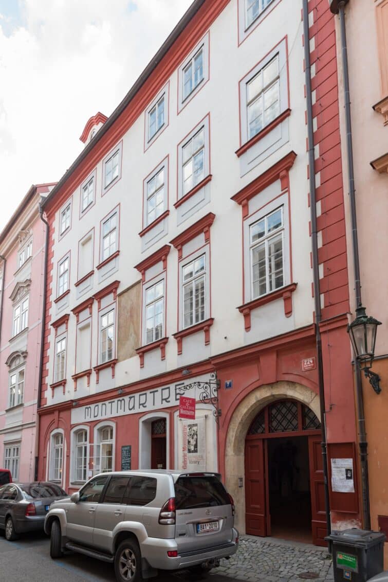 Vue extérieure du Café Montmartre à Prague, avec façade rouge et enseigne distinctive