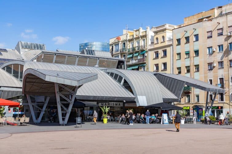 Vue extérieure du Mercado de la Barceloneta à Barcelone, Espagne, capturée en février 2022