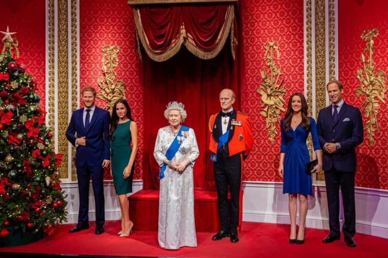 Vue extérieure du musée Madame Tussauds à Londres, illuminé la nuit, avec des visiteurs entrant