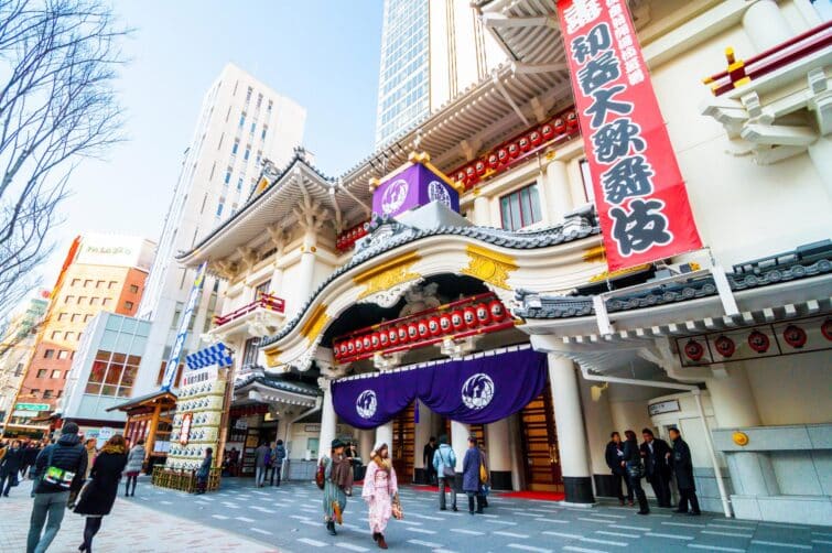 Vue extérieure du théâtre Kabukiza à Tokyo, Japon, capturée en janvier 2014