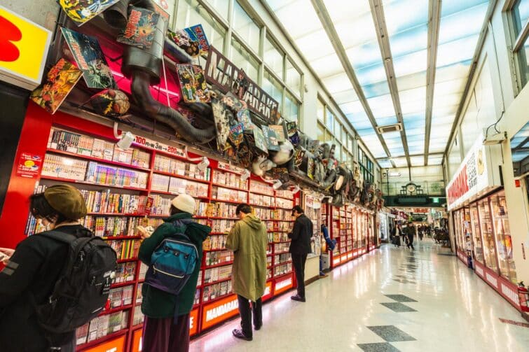 Vue intérieure de Nakano Broadway, centre commercial populaire à Nakano, Tokyo, plein de boutiques et de visiteurs