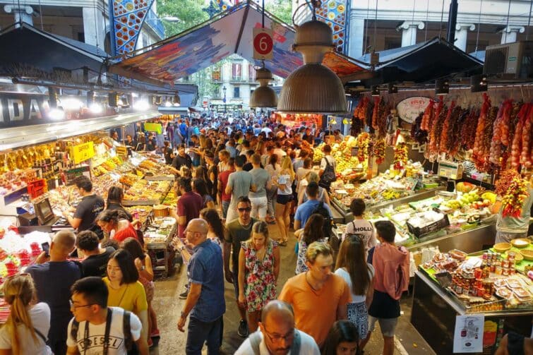 Vue intérieure du marché de la Boqueria à Barcelone, Espagne, avec des étals colorés et des visiteurs en août 2018