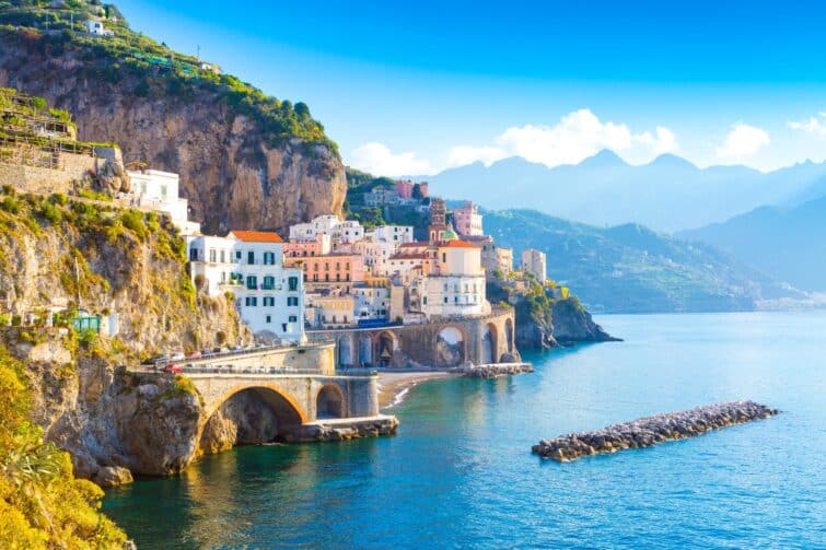 Vue matinale sur la ville d'Amalfi sur la côte amalfitaine avec maisons colorées et mer turquoise