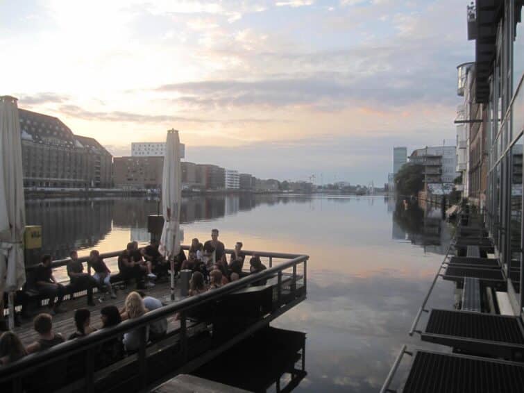 Vue nocturne de la terrasse du club Watergate à Berlin, éclairée et animée