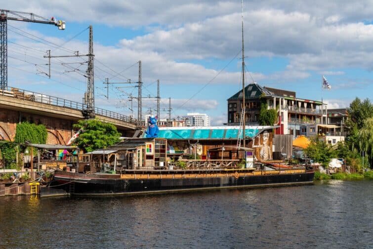 Vue nocturne du club techno Kater Blau à Berlin Friedrichshain en 2022