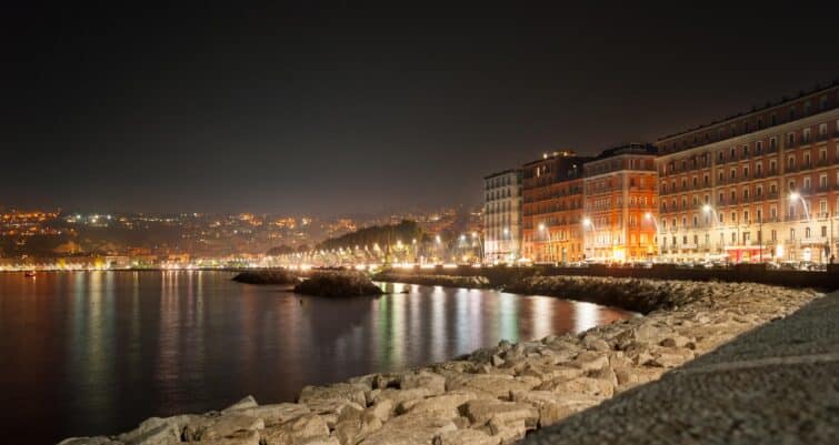 Vue nocturne du front de mer de Naples en Italie