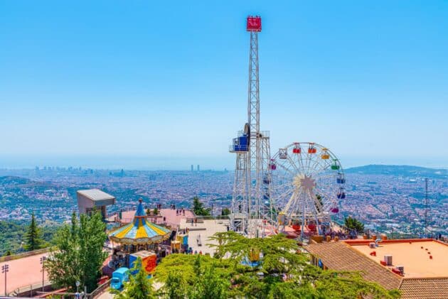 Vue panoramique de Barcelone depuis le parc d'attractions Tibidabo