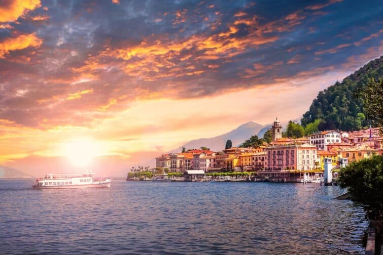 Vue panoramique de Bellagio au bord du Lac de Côme, Italie, avec des bateaux et des montagnes en arrière-plan