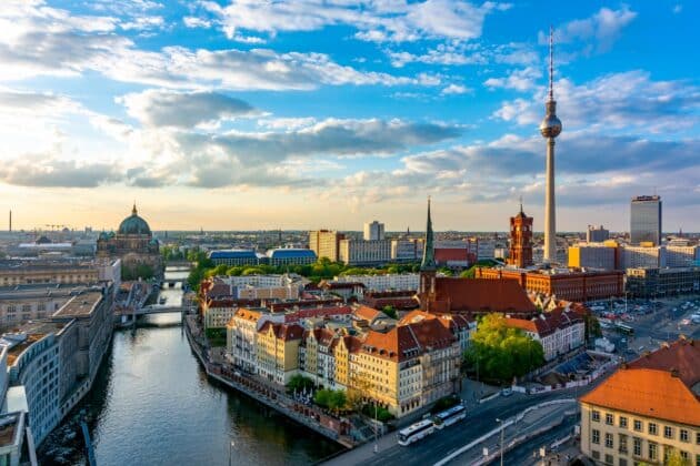 Vue panoramique de Berlin depuis la Fernsehturm avec points de repères visibles