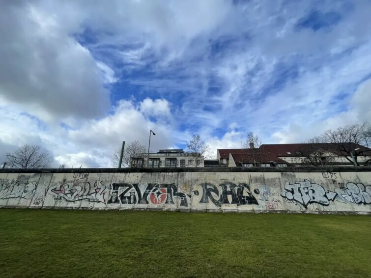 Vue panoramique de Bernauer Strasse, affichant des éléments historiques et urbains