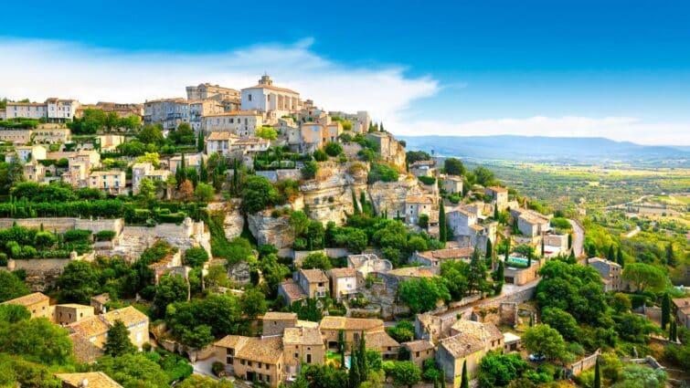 Vue panoramique de Gordes en Provence, France, montrant l'architecture traditionnelle et le paysage pittoresque