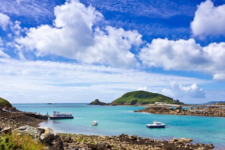 Vue panoramique de Guernesey, Channel Islands, montrant des plages et des falaises lors d'une journée ensoleillée