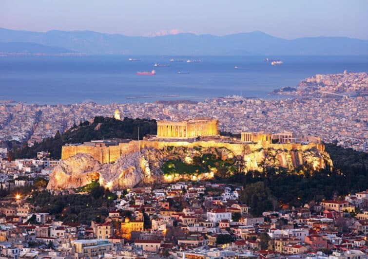 Vue panoramique de l'Acropole d'Athènes illuminée la nuit avec le Parthénon