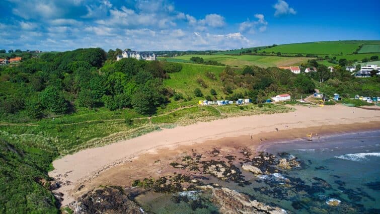 Vue panoramique de la baie de Coldingham, Écosse, avec plage et falaises lors d'une journée ensoleillée d'été